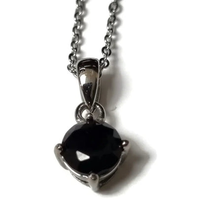 Een hanger van zwarte steen aan een ketting
