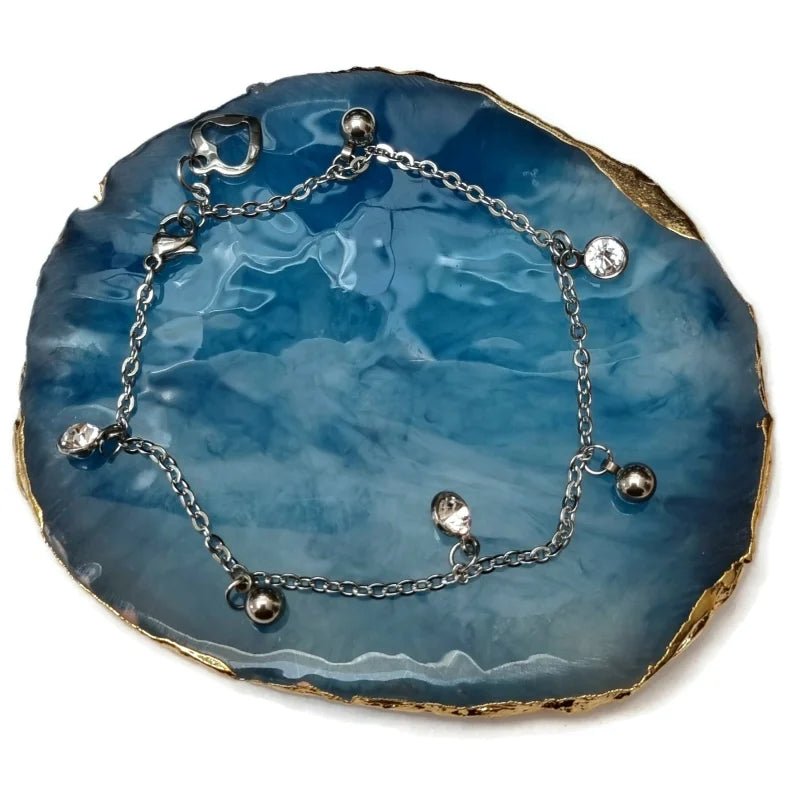 Een close-up van een blauw bord met een ketting en een armband