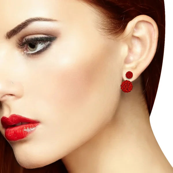 Vrouw Met Rode Lipstick Draagt Stalen Dubbele Oorstekers