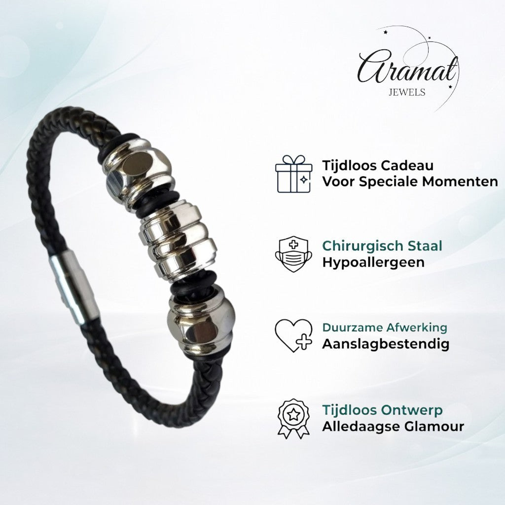Een zwarte leren armband met zilveren kralen