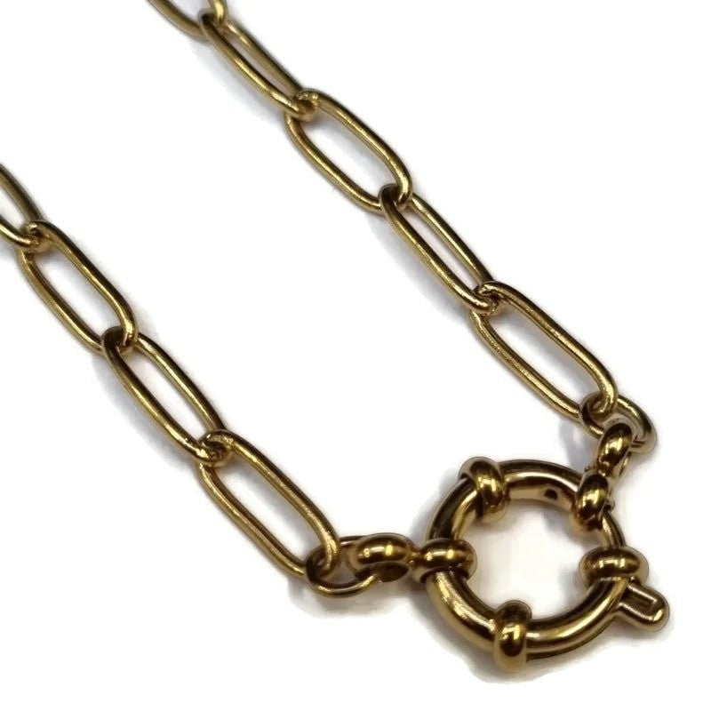 Een gouden ketting met een schakel