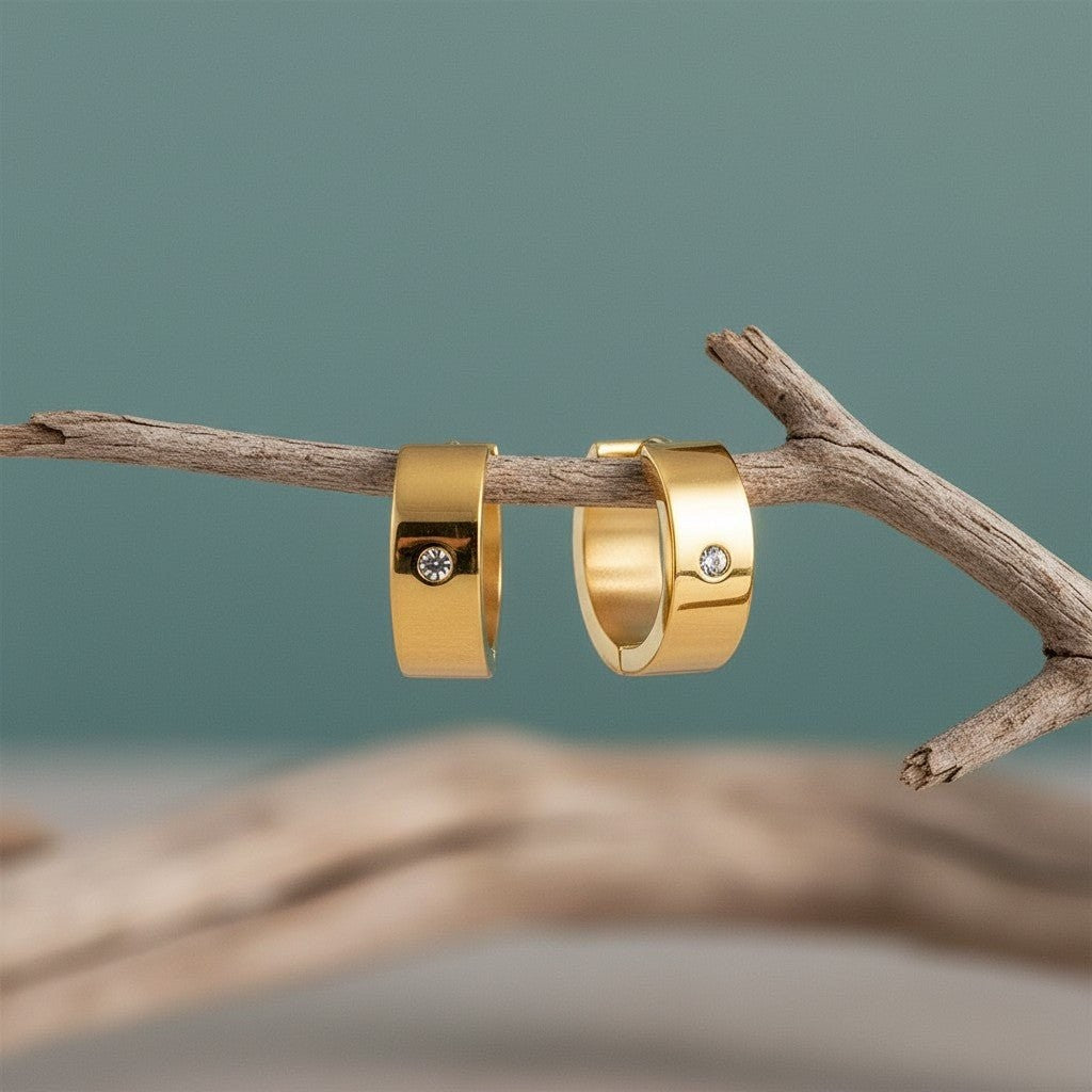 Goudkleurige Brede RVS Huggie Oorringen met Zirkonia 20mm - Aramat Jewels - Oorringen - cadeautip