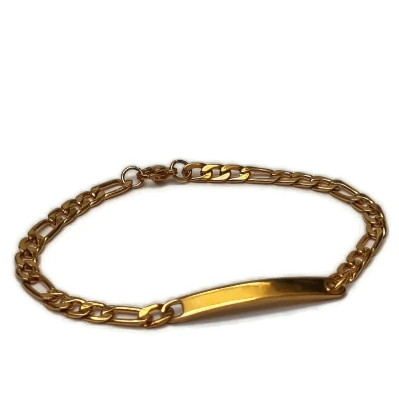 Een gouden armband met een lange ketting