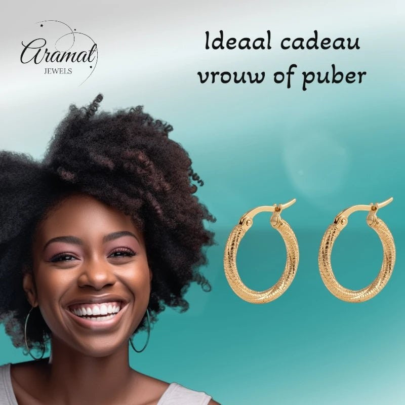 Goudkleurige Gedraaide RVS Hoepeloorbellen - Gediamanteerd - 20 mm - Aramat Jewels - Oorringen - cadeautip
