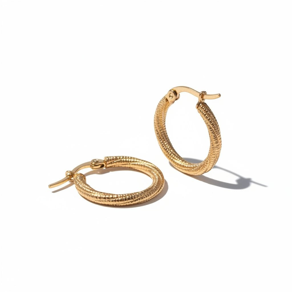 Goudkleurige Gedraaide RVS Hoepeloorbellen - Gediamanteerd - 20 mm - Aramat Jewels - Oorringen - cadeautip