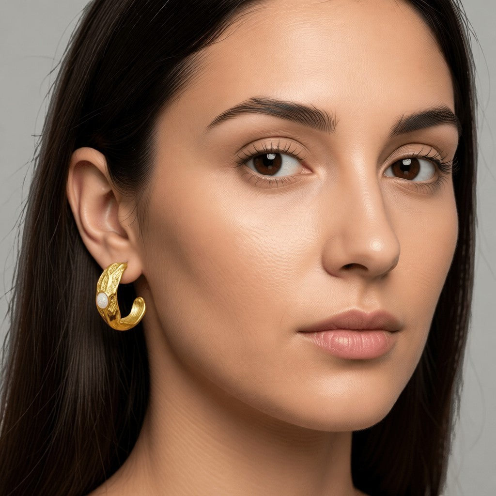 Goudkleurige Halve Oorringen Emaille Cirkel 25x10mm - Aramat Jewels - Oorbellen - cadeautip