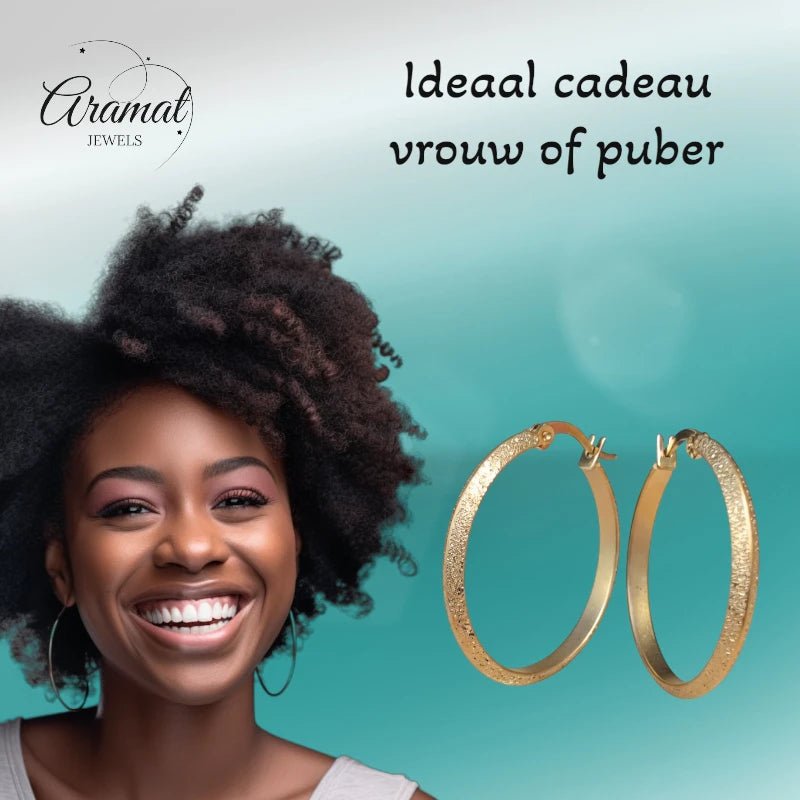 Goudkleurige Matte RVS Oorringen Sandblasted - 32 mm - Aramat Jewels - Oorringen - cadeautip