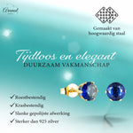 Gouden en blauwe oorbellen.