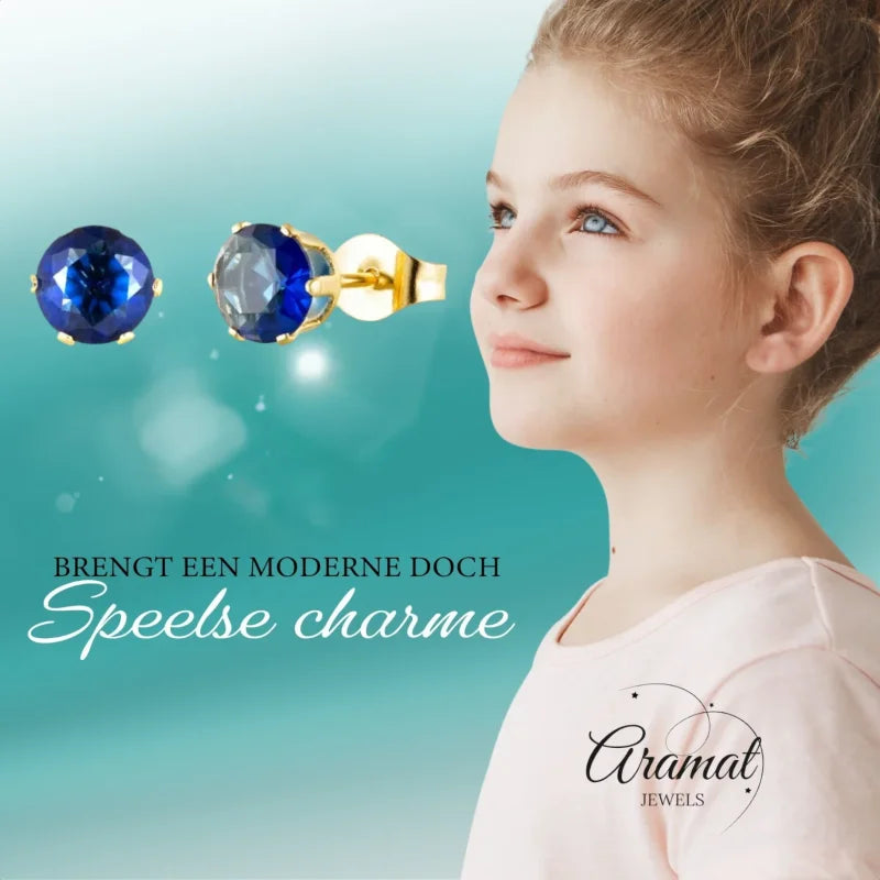 Gouden en blauwe oorbellen.