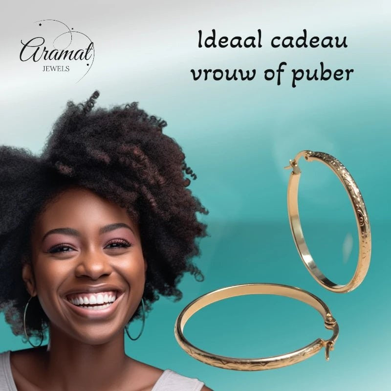 Goudkleurige RVS Hoepeloorbellen met Bloemmotief - 40 mm - Aramat Jewels - Oorringen - cadeautip