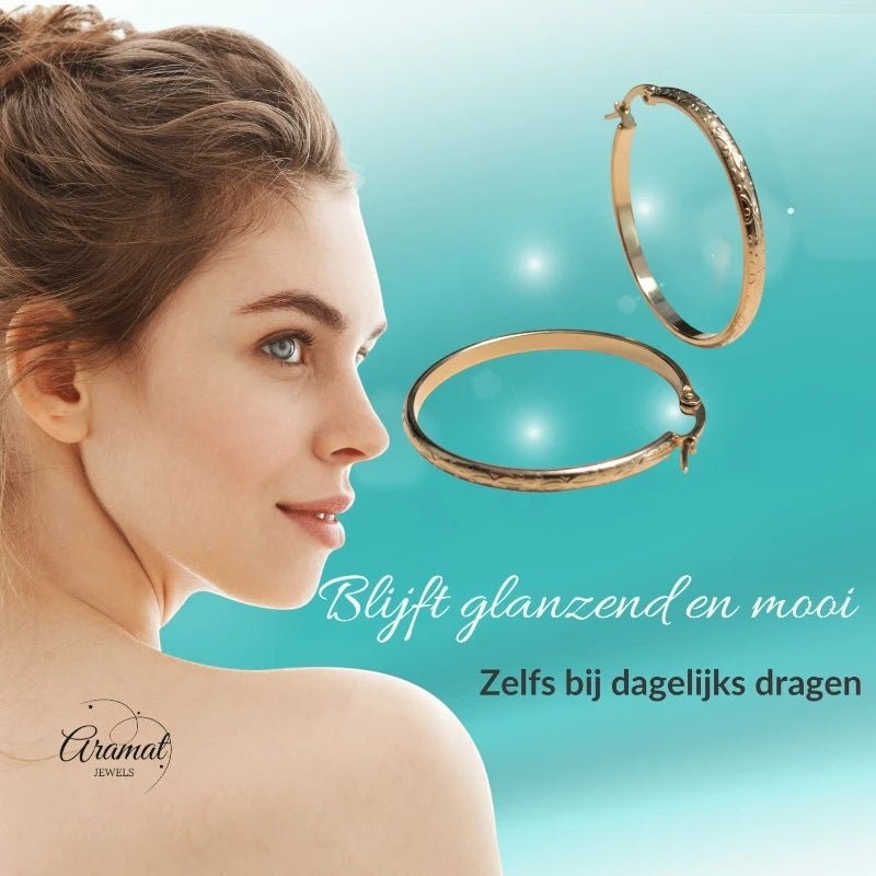 Goudkleurige RVS Hoepeloorbellen met Bloemmotief - 40 mm - Aramat Jewels - Oorringen - cadeautip