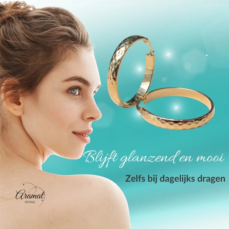 Goudkleurige RVS Hoepeloorbellen met Geruit Motief - 35 mm - Aramat Jewels - Oorringen - cadeautip