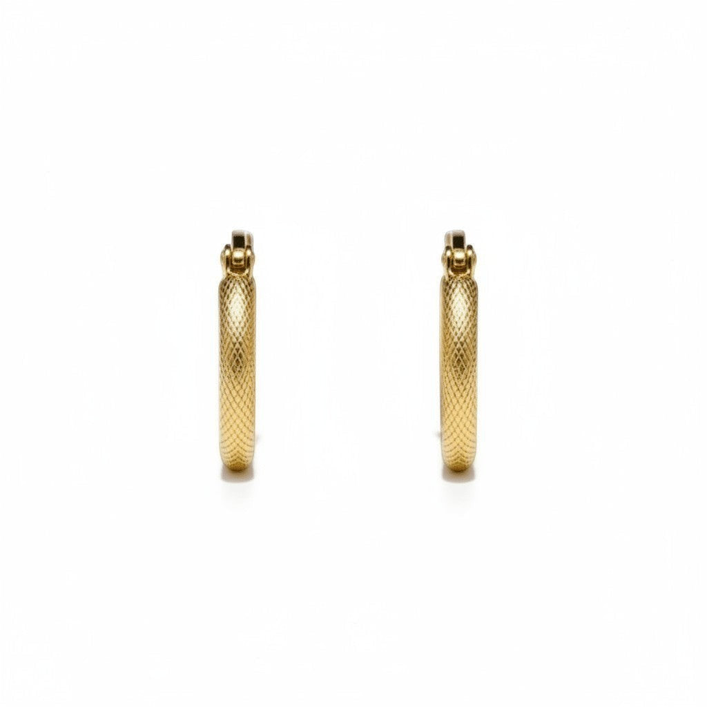 Goudkleurige RVS Hoepeloorbellen met Textuur - 18 mm - Aramat Jewels - Oorringen - cadeautip