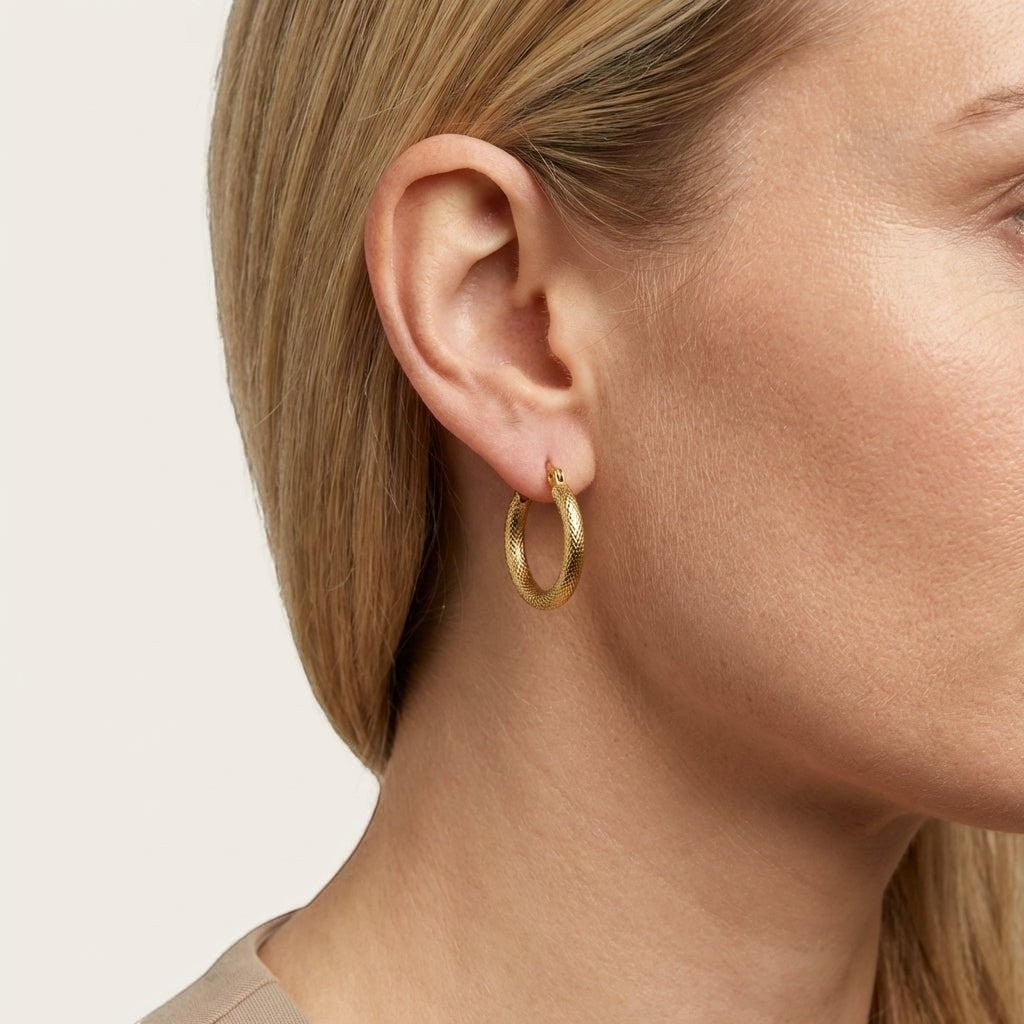 Goudkleurige RVS Hoepeloorbellen met Textuur - 18 mm - Aramat Jewels - Oorringen - cadeautip