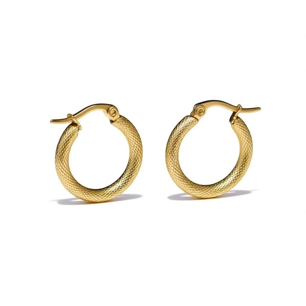 Goudkleurige RVS Hoepeloorbellen met Textuur - 18 mm - Aramat Jewels - Oorringen - cadeautip