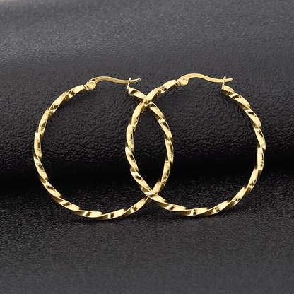 Goudkleurige RVS Swirl Hoepeloorbellen - 35 mm - Aramat Jewels - Oorbellen - cadeautip