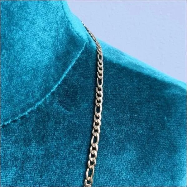 Een close-up van een ketting op een blauw shirt