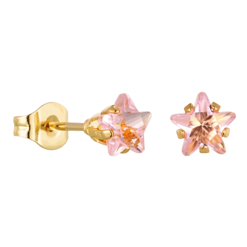 Gouden oorbellen met roze stervormige edelstenen.