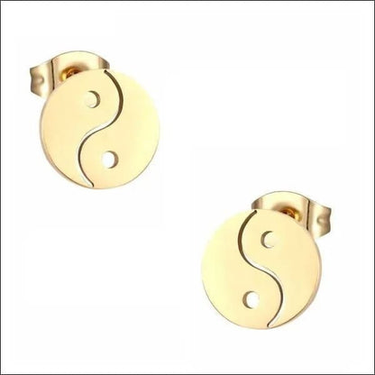 Een paar gouden oorbellen met een yin-symbool