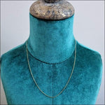 Goudkleurige Zilveren Ketting Op Een Man Met Gouden Plating