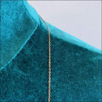 Blauwe Fluwelen Halsketting Met Een Gouden Ketting