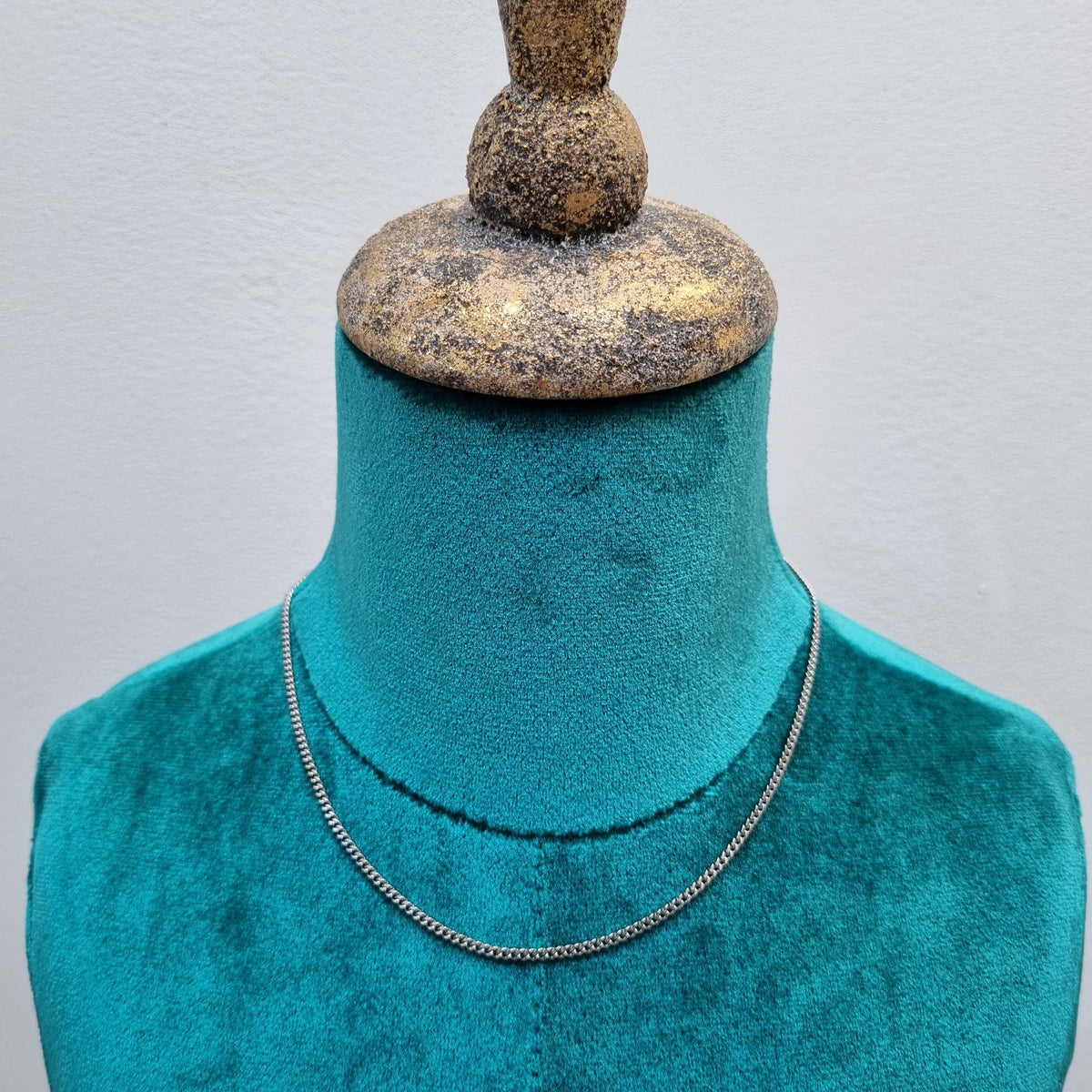 Close-up Van Een Mannequin Met Een Ketting Op, Product Genaamd ’gourmet Ketting Kinder Ketting Staal 40cm 2mm