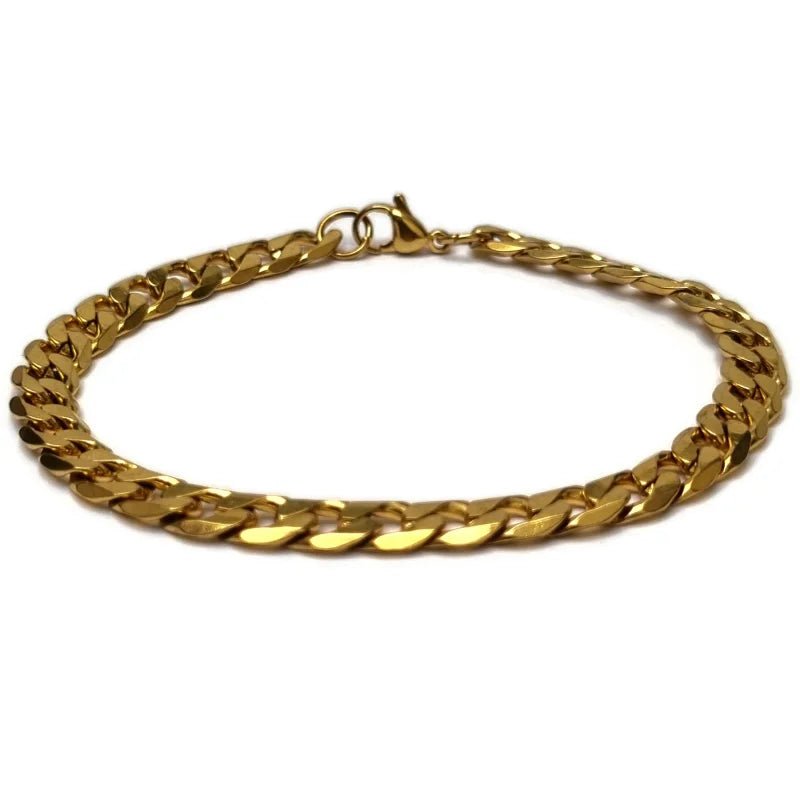 Een gouden armband met een gedraaid motief