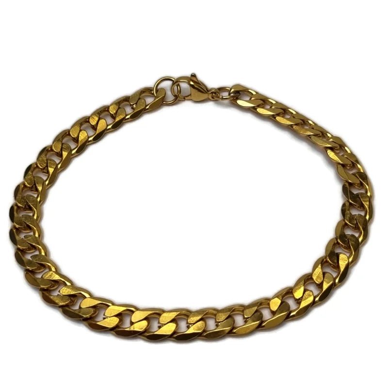 Een gouden armband met ketting