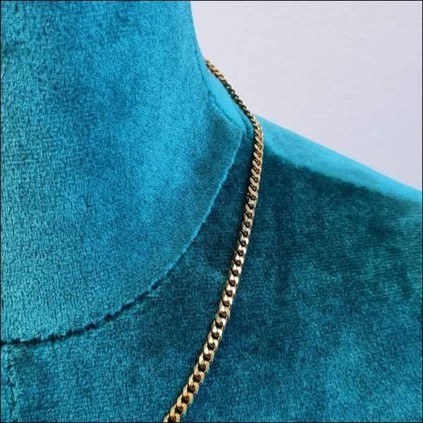 Gouden Ketting Op Blauwe Jurk.