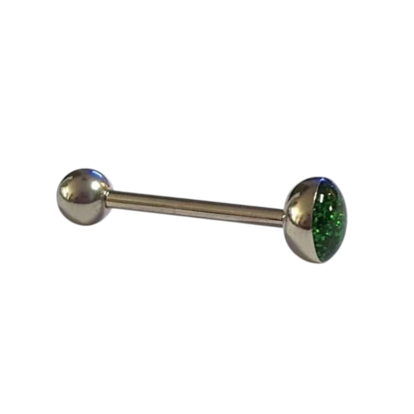 Een close-up van een paar chirurgische piercings met groene kristallen
