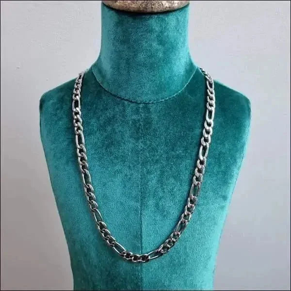 Mannequin Met Ketting Bewerkt Zilverkleurig Staal