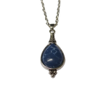 Druppelvormige Donkerblauwe Boho Ketting Met Synthetische Steen Op Een Zilveren Ketting