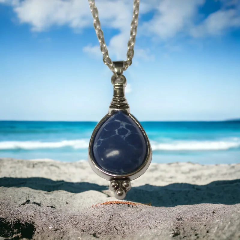 Druppelvormige Donkerblauwe Boho Ketting Met Synthetische Steen Op Het Strand