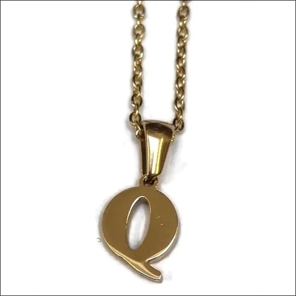 Goudkleurige Stalen Letter Ketting Van Aramat Jewels Met Letter Q.