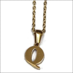 Goudkleurige Stalen Letter Ketting Van Aramat Jewels Met Letter Q.