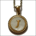 Gouden Initiaal Ketting Met De Letter J.