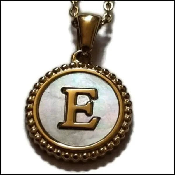 Gouden Initiaal Ketting Met De Letter E.