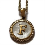 Gouden En Witte Initiaal Ketting Met Letter f In Het Midden.