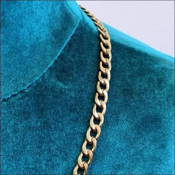 Gouden Cubaanse Ketting Op Blauw Overhemd - Glamoureuze Stalen Cuban Chain Ketting