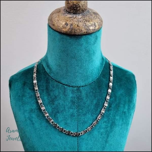Stalen Griekse Halsketting Van Aramat Jewels® Op Etalagepop Met Ketting