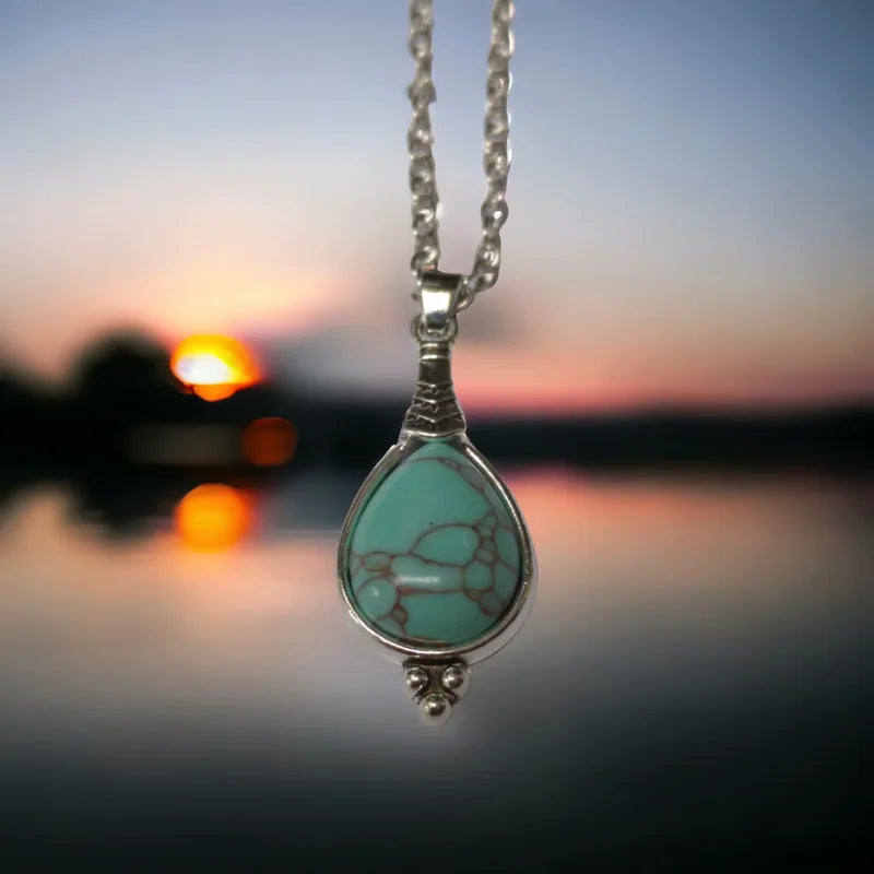 Lichtblauwe Boho Ketting Met Druppelvormige Synthetische Turquoise Steen