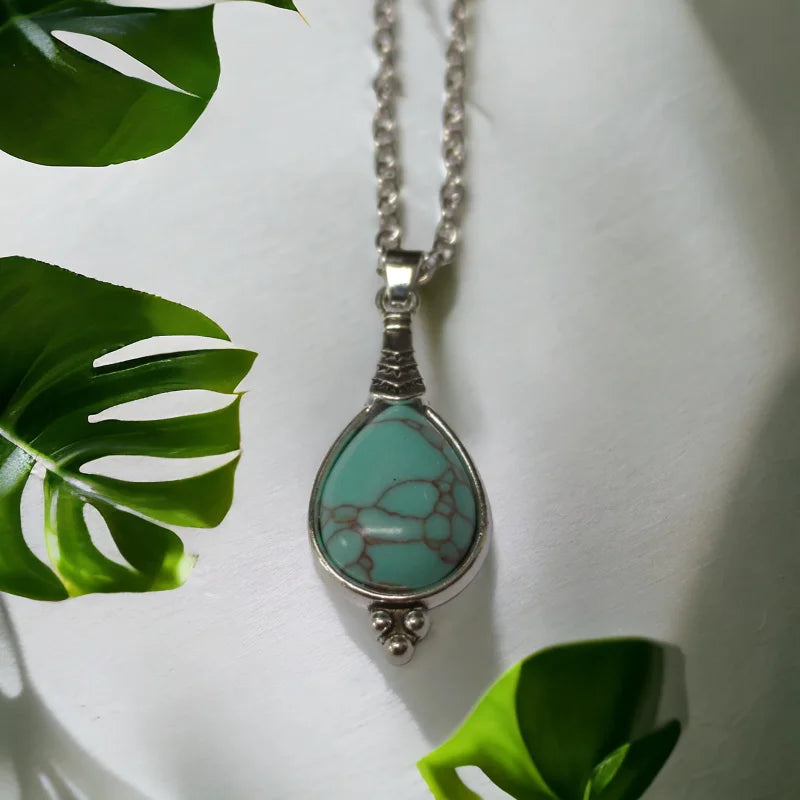 Lichtblauwe Boho Ketting Met Druppelvormige Turquoise Synthetische Steen Aan Zilveren Ketting