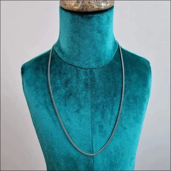 Close-up Van Een Mannequin Met Een Ketting Van Stalen Curb Cubaaanse Ketting.