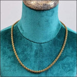 Gouden Vossenstaart Ketting Op Mannequin