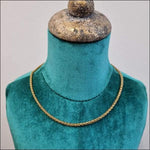 Gouden Vossenstaart Schakelketting Op Mannequin.