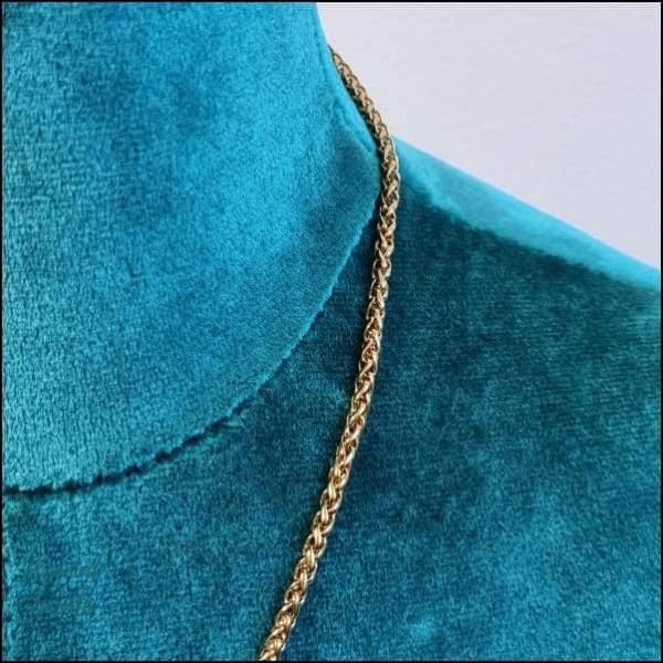 Gouden Vossenstaart Schakelketting Op Blauwe Jurk