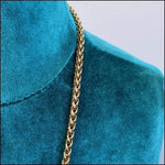 Close-up Van Een Gouden Vossenstaart Ketting Op Een Blauwe Fluwelen Jurk