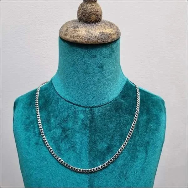 Zilverkleurige Gourmet Ketting Op Mannequin