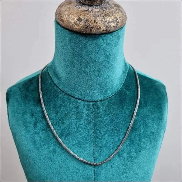 Zilverkleurige Mesh Ketting Op Een Mannequin