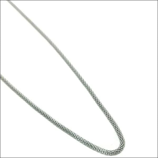 Close-up Van Zilverkleurige Mesh Ketting Op Witte Achtergrond